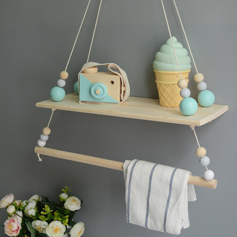 Decoratieve houten plank voor de babykamer